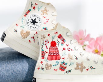 Converse bordados personalizados, bastones de caramelo, petardos navideños, suéteres navideños, zapatos bordados, decoraciones navideñas, zapatillas bordadas.