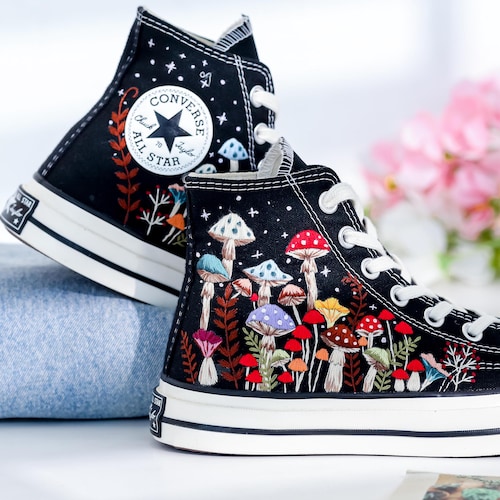 Chaussures Converse brodées champignons Chuck Taylor personnalisées, chaussures Converse brodées champignons, brodés champignons Converse sur mesure