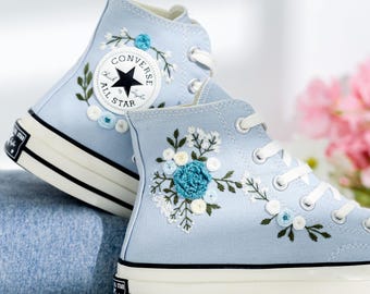 Geborduurde Converse high-tops platform, blauwe borduurschoenen, witte bloem geborduurde Converse bruiloft bruids bloemen geborduurde sneaker