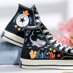 Zapatillas altas Converse con bordado personalizado, Converse Chuck Taylor personalizadas de los años 70 con tiburón bordado, zapatillas personalizadas con tiburón bordado, regalos del océano