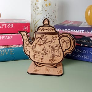 Tetera de madera grabada sobre soporte - Regalo original para lectores - Regalo hecho a mano para lectores - Decoración acogedora para el hogar
