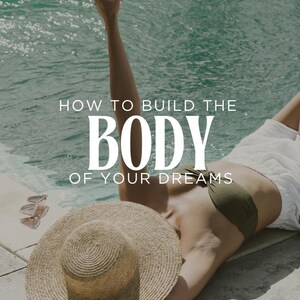 Könnte beinhalten: Eine Frau in einem grünen Bikini-Oberteil und einem weißen Rock entspannt sich am Pool mit einem Strohhut und einem Glas rosa Getränk. Der Text "HOW TO BUILD THE BODY OF YOUR DREAMS" ist auf dem Bild zu sehen.