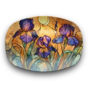 Può includere: Piatto decorativo ovale con un dipinto ad acquerello di fiori di iris viola con accenti gialli e arancioni. I fiori hanno dettagli blu e gialli, su uno sfondo caldo e strutturato.