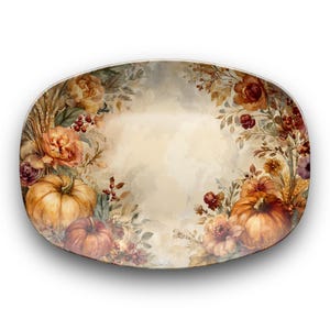Puede incluir: Plato ovalado para servir con un diseño de acuarela con calabazas, flores y follaje en tonos naranja, marrón y crema. El arreglo floral enmarca un espacio central de color crema.