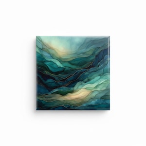 Puede incluir: Obra de arte abstracta cuadrada en tonos turquesa, turquesa y azul oscuro, con efecto acuarela y acentos dorados. El diseño en capas evoca profundidad y movimiento. Montada sobre lienzo, ofrece una estética moderna.