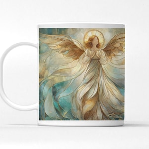 Può includere: Tazza in ceramica bianca con un'illustrazione in stile vetrata di un angelo. L'angelo ha ali dorate, un'aureola e una veste bianca fluente. Lo sfondo ha toni verde acqua e oro.