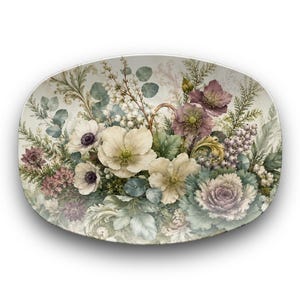 Könnte beinhalten: Eine ovale Keramikplatte mit einer detaillierten botanischen Illustration aus weißen Anemonen, blassgelben Nieswurzblüten, violetten Blumen, grünen Eukalyptusblättern und Zierkohl, die in einer dichten, geschichteten Anordnung dargestellt sind.
