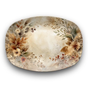Puede incluir: Plato ovalado para servir con un diseño floral en acuarela. El plato presenta un fondo beige con un borde de hojas, flores y bayas marrones, naranjas y verdes. El diseño es simétrico.