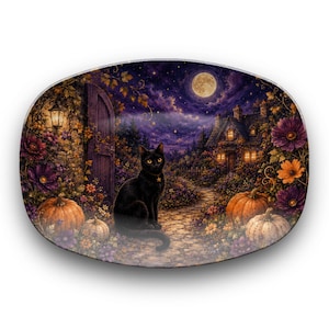 Puede incluir: Un plato decorativo ovalado con una ilustración detallada de un gato negro sentado en un camino de piedra por la noche. La escena incluye una casa de campo, una luna llena, flores moradas y naranjas, y calabazas bajo un cielo estrellado.