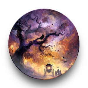 Puede incluir: Plato decorativo redondo que representa una escena de fantasía con un carruaje, figuras y un cuervo posado en una rama. La obra de arte utiliza una paleta de tonos morados, naranjas y amarillos, creando un efecto dramático y atmosférico.