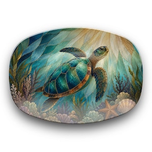 Puede incluir: Un objeto decorativo ovalado con una pintura de acuarela de una tortuga marina nadando bajo el agua. La tortuga tiene un caparazón verde azulado y marrón, rodeada de plantas acuáticas, coral y estrellas de mar. El fondo tiene un efecto de sol.