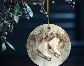 Adorno navideño vintage de patines de hielo: decoración de cerámica con acebo y piñas de acuarela