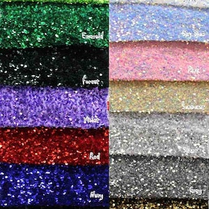 Pode incluir: Uma carta de amostras que mostra 10 cores diferentes de tecido de lantejoulas. As cores são: Verde, Esmeralda, Floresta, Violeta, Vermelho, Marinho, Preto, Gelo, Azul céu, Rosa, Pôr do sol, Prata, Cinza, Preto/Dourado.