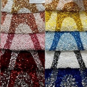 Puede incluir: Primer plano de una variedad de telas con lentejuelas de diferentes colores, incluyendo dorado, rosa, azul, rojo y negro. Las telas están dispuestas en filas, con cada fila presentando un color y un patrón diferente. La tela está hecha de lentejuelas que están cosidas sobre un respaldo de malla. Las lentejuelas son pequeñas y redondas, y crean un efecto brillante. Las telas son todas muy brillantes y llamativas.