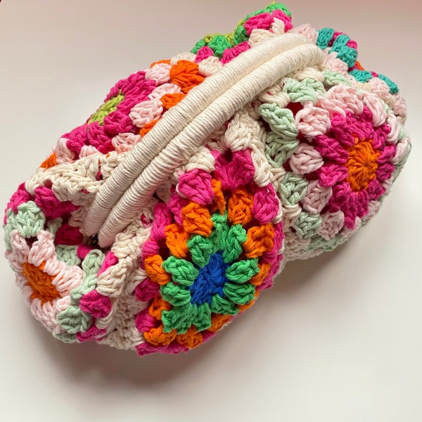 Easy vintage crochet kisslock hidden frame bag pattern - Cute dumpling bag pattern - Boho summer handbag - Granny square clutch purse bag