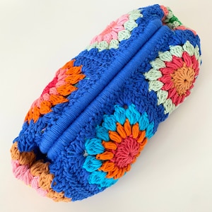Easy boho crochet kisslock hidden frame bag pattern - Vintage summer handbag - Cute dumpling bag pattern - Granny square clutch purse bag
