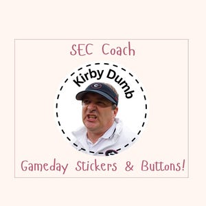 Puede incluir: Una pegatina de color beige claro con el texto "SEC Coach" y "Gameday Stickers & Buttons!". La pegatina presenta una imagen circular de un hombre con visera con el texto "Kirby Dumb".
