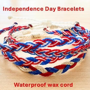 Puede incluir: Una colección de pulseras trenzadas hechas de cordón de cera impermeable en rojo, blanco y azul. El texto Independence Day Bracelets y Waterproof wax cord es visible. Cada pulsera presenta un patrón tejido con extremos ajustables.