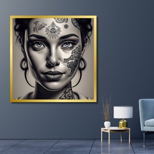 Puede incluir: Un retrato en blanco y negro enmarcado de una mujer con tatuajes faciales y pendientes de aro. La obra de arte se exhibe en una pared azul oscuro, con un sillón azul claro, una mesa auxiliar y una planta en maceta.