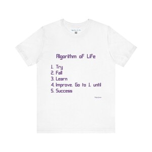 Peut inclure: T-shirt blanc avec l'inscription violette "Algorithm of Life". Le texte est suivi d'une liste numérotée : Essayer, Tomber, Apprendre, Améliorer et Réussir. Le t-shirt a un col rond et des manches courtes.
