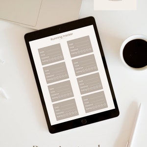 Op de afbeelding: Een digitale tablet met een hardlooptracker met een beige achtergrond en grijze tekst. De tracker heeft secties voor datum, tijd, afstand en beoordeling met vijf sterren. De tekst "Running tracker" staat bovenaan en onderaan de tablet.