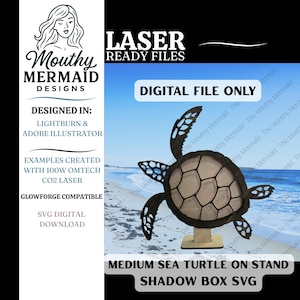 Könnte beinhalten: Ein SVG-Design für eine mittelgroße Schildkröten-Schattenbox. Die dunkelbraune Schildkröte hat einen hellbraunen Panzer und ist auf einem Holzständer montiert. Das Bild enthält den Text "Digital File Only" und "Laser Ready Files."