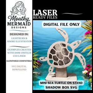 Peut inclure: Une petite boîte d'ombre en forme de tortue de mer en bois sur un support. La conception découpée au laser présente une forme de tortue avec des motifs de carapace et des nageoires détaillés. Le texte indique "Laser Ready Files" et "Digital File Only".