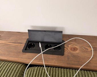Houten tafel achter de bank met stopcontact en USB-poorten, slanke consoletafel, rustieke tafel boven de bank, plank achter bank met oplader