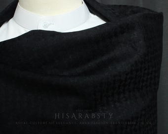 Puede incluir: Tela con estampado en blanco y negro con el texto "HISARABSTY ROYAL CULTURE OF ELEGANCE ARAB FASHION BRAND FROM THE UK" en la parte inferior.