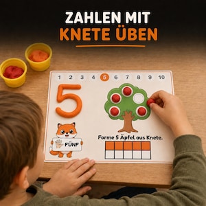 Könnte beinhalten: Eine rechteckige Lernunterlage zum Üben von Zahlen mit Knete, mit dem Text ZAHLEN MIT KNETE ÜBEN, einem Zahlenstrahl von 1 bis 10, einer großen orangefarbenen 5, einer Fuchs-Illustration und einem Baum mit roten Knete-Äpfeln.