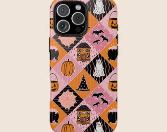 Könnte beinhalten: Eine Handyhülle mit einem Halloween-Patchwork-Design. Die Hülle zeigt orange, rosa und schwarze rautenförmige Muster mit Kürbissen, Geistern, Fledermäusen, Hexenhüten und Spinnennetzen. Die Hülle hat eine glänzende Oberfläche.