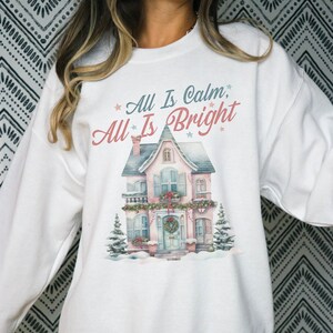 Cicha noc Retro 1950s Christmas Card Unisex Bluza z okrągłym dekoltem, Xmas Holiday Cottagecore Winter Wonderland House, Sweter na sezon zimowy