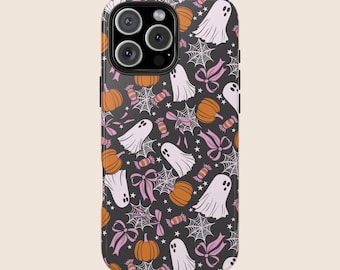 Könnte beinhalten: Schwarze Handyhülle mit einem sich wiederholenden Muster aus weißen Geistern, orangefarbenen Kürbissen, rosa Schleifen, Spinnweben und Süßigkeiten. Die Hülle hat eine glänzende Oberfläche und einen Kameraausschnitt.