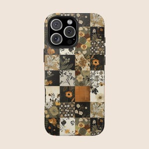 Pode incluir: Uma capa de telefone com um design de patchwork com padrões florais em tons de castanho, bege e preto. A capa tem um acabamento brilhante e um recorte para a câmara com três lentes.