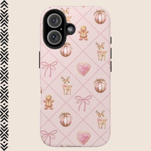 Puede incluir: Funda de teléfono rosa con un patrón repetido de hombres de jengibre, renos, lazos, corazones y adornos.