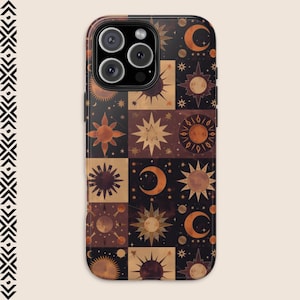 Op de afbeelding: Een telefoonhoesje met een patchwork-ontwerp met zonnen, manen en sterren in tinten bruin, goud en zwart.