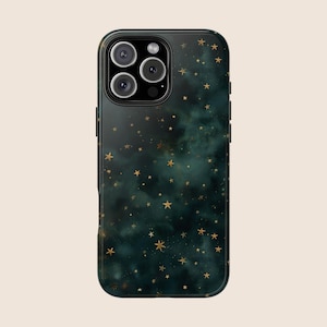Op de afbeelding: Een donkergroene telefoonhoes met een gouden sterrenpatroon. De hoes heeft een uitsparing voor de camera.