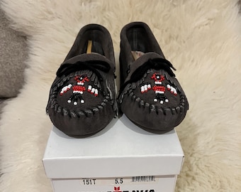 Mocasines de ante Minnetonka en color gris oscuro