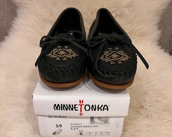 Mocasines Minnetonka de piel de ciervo Beadeu