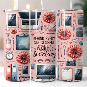 Puede incluir: Un vaso rosa con ilustraciones de oficina, incluyendo portátiles, bolígrafos y flores, y el texto "Behind Every Successful Office Is A Fabulous Secretary". El diseño se repite alrededor del vaso.