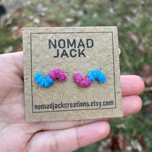 Orecchini a bottone Sour Worm. Set di orecchini a bottone in pasta polimerica fatti a mano, originali, leggeri e ispirati alle caramelle nostalgiche. Divertenti orecchini estivi.