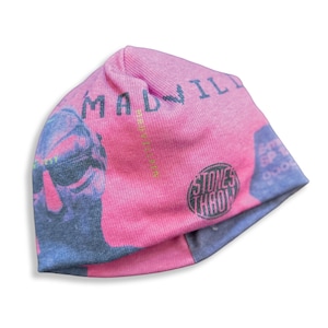 Puede incluir: Gorro rosa y azul con las palabras "MADVILLAIN" y "STONES THROW" impresas. El gorro presenta un gráfico de una persona con gafas de sol. El gorro está hecho de un material de punto suave.