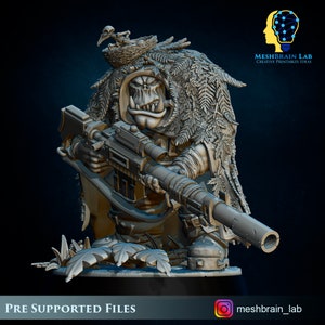 Op de afbeelding: Een gedetailleerde 3D-geprinte figuur van een Orc-sluipschutter, die een geweer vasthoudt. De figuur is gekleed in camouflage en heeft een schedel op zijn hoofd. De tekst "PRE SUPPORTED FILES" staat onderaan.