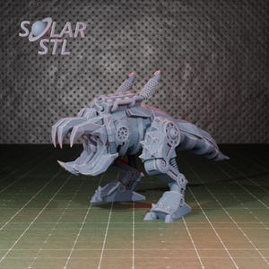 Könnte beinhalten: Ein graues, 3D-gedrucktes Roboterwesen mit scharfen Zähnen und mechanischen Details. Die Figur hat ein stilisiertes Design mit Zahnrädern, Stacheln und zylindrischen Elementen. Der Text "SOLAR STL" befindet sich oben links.