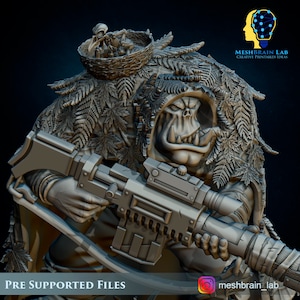 Op de afbeelding: Een gedetailleerde 3D-geprinte figuur van een Orc, gekleed in camouflage en met een geweer. De figuur heeft een felle uitdrukking en is versierd met bladachtige details. De afbeelding bevat de tekst "PRE SUPPORTED FILES" en het Mesh Brain Lab logo.