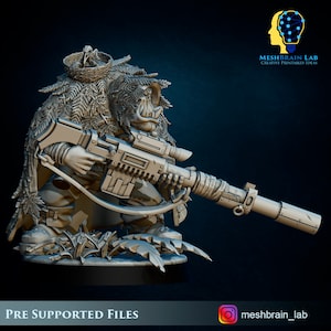 Op de afbeelding: Een gedetailleerde 3D-geprinte miniatuur van een ork-sluipschutter, knielend en een geweer met een vizier en demper vasthoudend. De ork draagt camouflage en een mand op zijn hoofd. De tekst "PRE SUPPORTED FILES" staat onderaan.