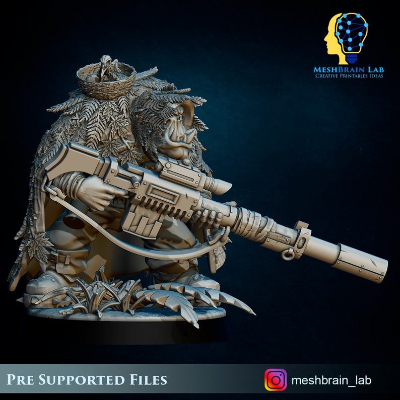 Op de afbeelding: Een gedetailleerde 3D-geprinte miniatuur van een ork-sluipschutter, knielend en een geweer met een vizier en demper vasthoudend. De ork draagt camouflage en een mand op zijn hoofd. De tekst "PRE SUPPORTED FILES" staat onderaan.