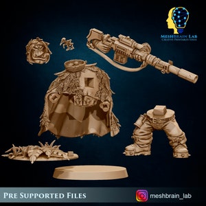 Op de afbeelding: Een verzameling 3D-geprinte miniatuurfiguren in een neutrale bruine kleur. De set bevat een geweer, een cape met bladeren, een grotesk gezicht en gestileerde benen. De tekst "PRE SUPPORTED FILES" is onderaan zichtbaar.