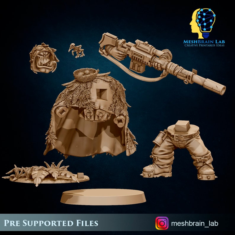 Op de afbeelding: Een verzameling 3D-geprinte miniatuurfiguren in een neutrale bruine kleur. De set bevat een geweer, een cape met bladeren, een grotesk gezicht en gestileerde benen. De tekst "PRE SUPPORTED FILES" is onderaan zichtbaar.