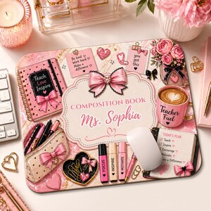 Pu&ograve; includere: Un tappetino per mouse rosa e bianco personalizzato con un design a quaderno. Il tappetino presenta un fiocco rosa, il testo "Ms. Sophia" e le parole "Teach Love Inspire". Altri elementi includono una tazza di caff&egrave;, penne e le parole "Teacher Fuel".